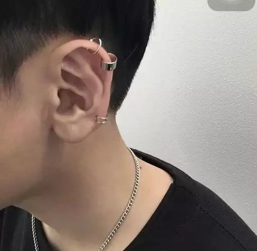 戚妮苇伟